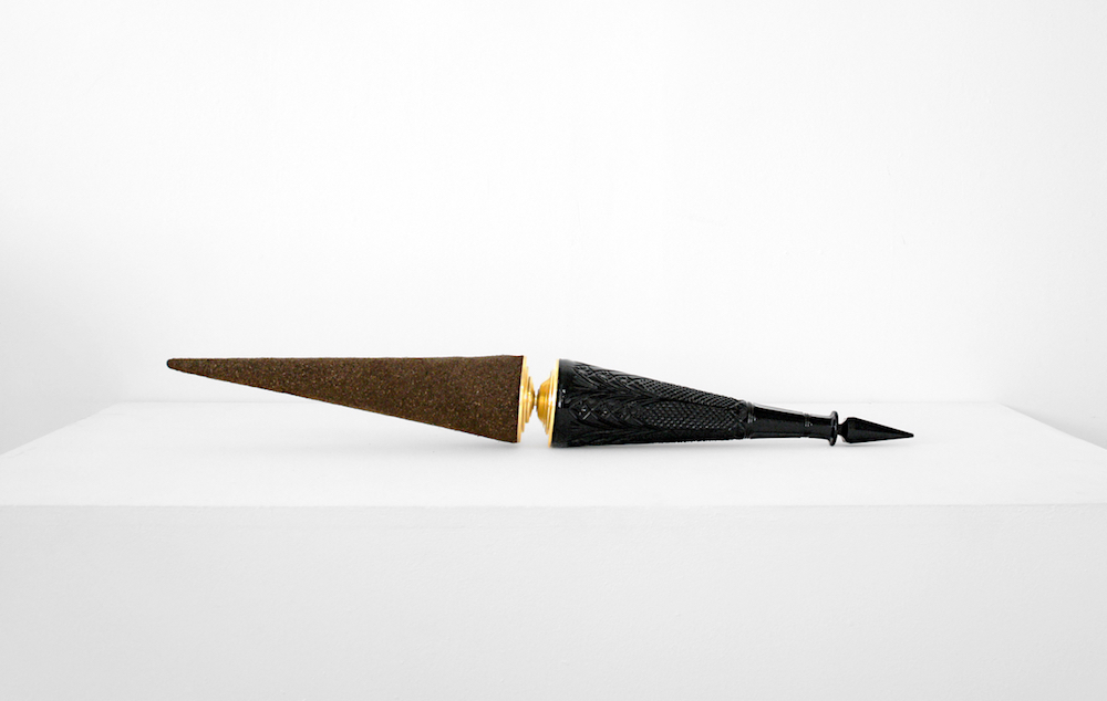 Célia Nkala, ETERNEL RETOUR III, 2016. Verre, terre de bruyère, laiton - 80 cm