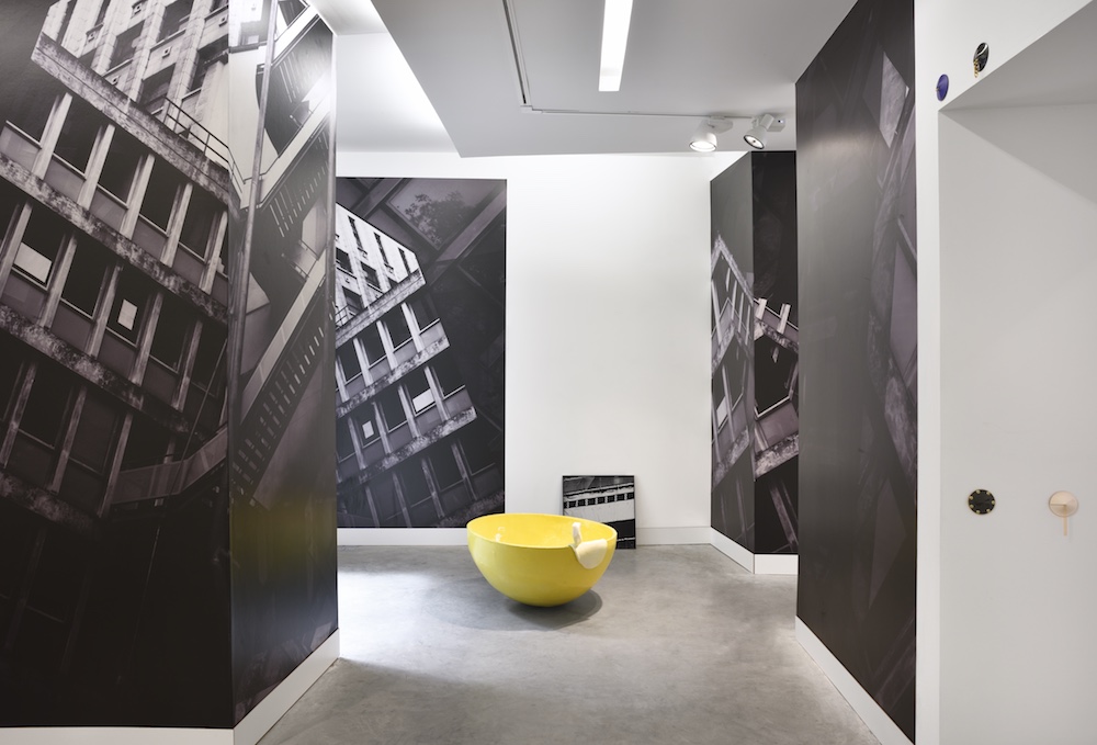 Vues de l'exposition Peeping Space (Galerie Eric Mouchet) 2016 Bérénice Lefebvre, Gwendoline Perrigueux Feat. Etaïnn Zwer