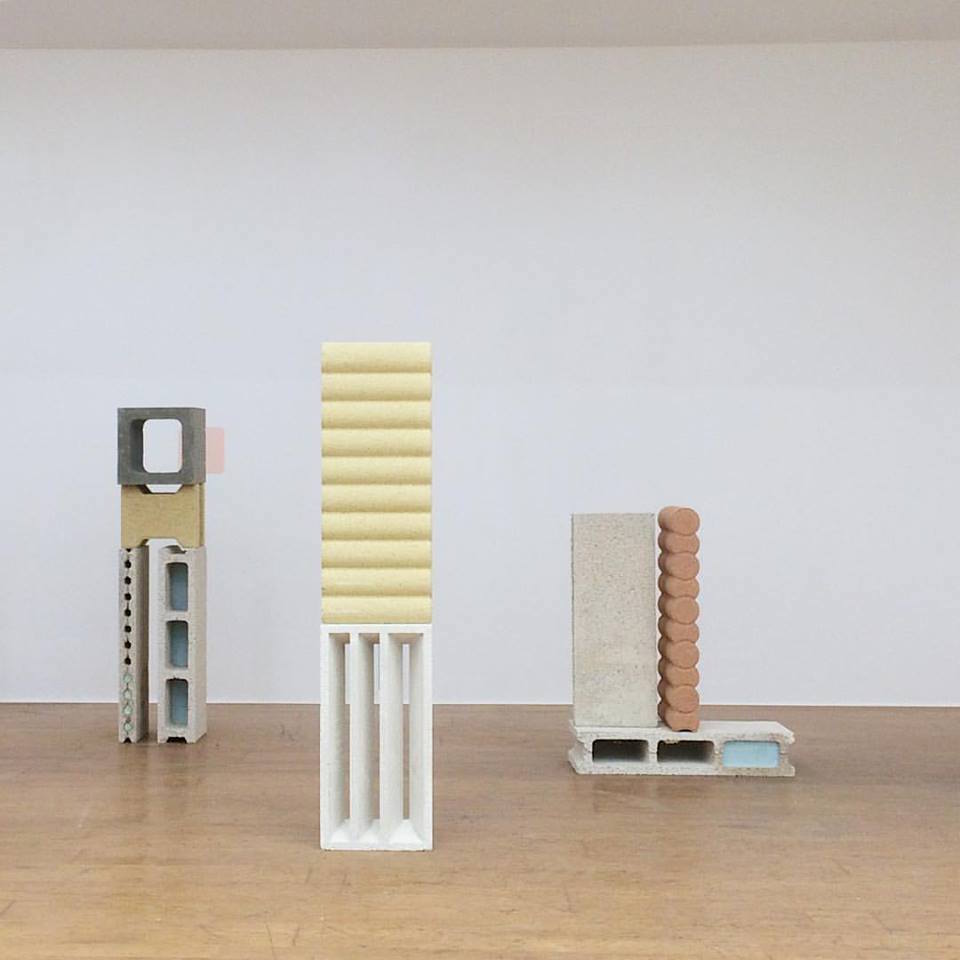 Nature Morte, installation, brique, plâtre, pigment et peinture sur mur, dimensions variables. Vue du solo show Falling Walls Double V Gallery Marseille