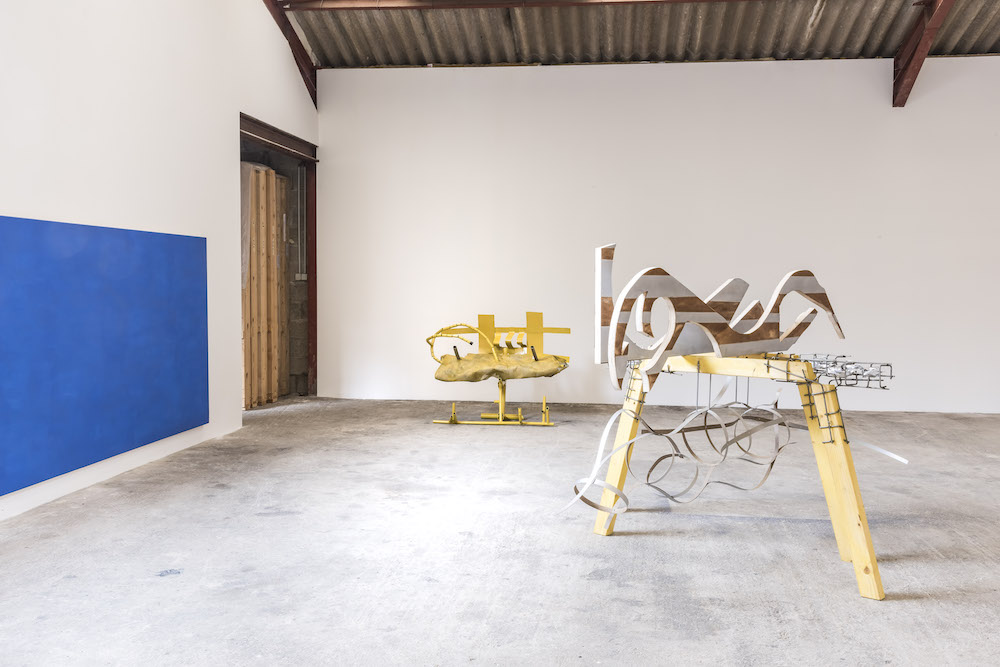 De gauche à droite : Christoph Gossweiler Sans titre (1981), Raphaël Rossi Banc (2017), Camille Besson A ten minutes break (2017). Photo : Marielys Lorthios