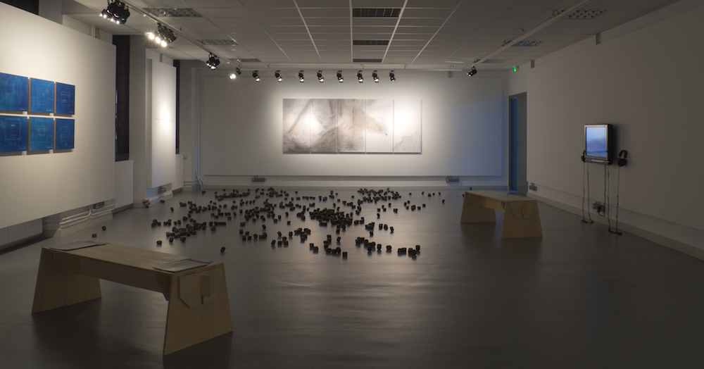 Vue de l’exposition : Capucine Vever - «Les fictions prennent, avec le temps, un caractère de réalité qui les métamorphose.», Au mur, de gauche à droite : «The Long Lost Signal / Plans de forme», 2014, «Extending Mapping», 2012-2015, «Loosing Sight», 2012-2015. Au sol : «Friendly Melancholia», 2015