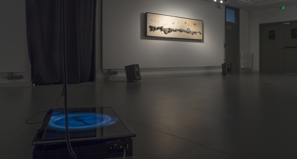 Vue de l’exposition : Capucine Vever - «Les fictions prennent, avec le temps, un caractère de réalité qui les métamorphose.», Au sol : «Orientation magnétique», 2012. Au mur : C’est en chantant le nom de tout ce qu’ils avaient croisés en chemin (...) qu’ils avaient fait venir le monde à l’existence, 2017