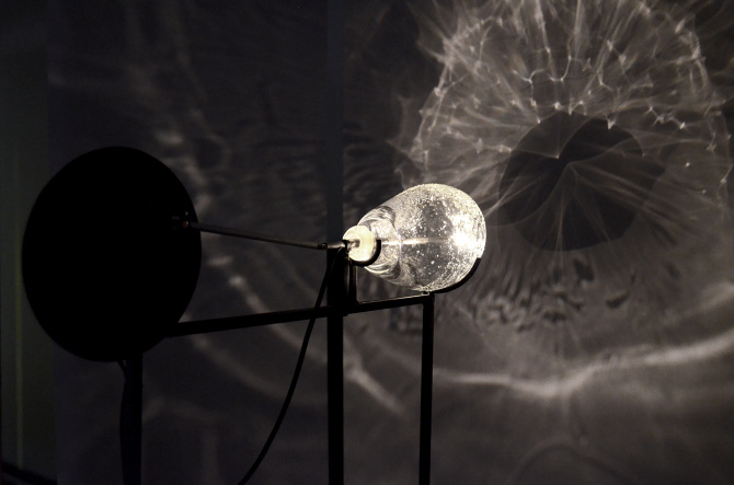 Charlotte Gautier, Fractal Verre soufflé, métal, moteur, ampoule Dimensions variables 2016. Verre soufflé par Stéphane Rivoal des ateliers Silicybine.