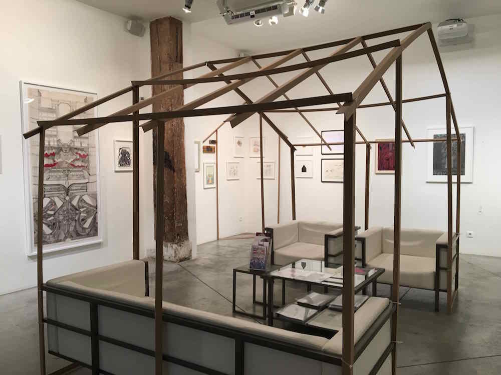 Vue de l'exposition Hétérotopies – architectures habitées, Galerie Christian Berst art brut Paris. Photo Point contemporain