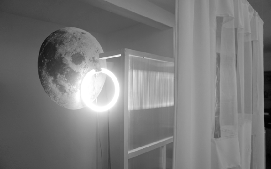 Marion Flament, CAPTURES - PLEINE LUNE. Tube fluo led, tissu, impression lazer sur papier, bois, policarbonate, 190 x 110 x 40cm Exposition POR VENIR, Casa De Velazquez, novembre 2016
