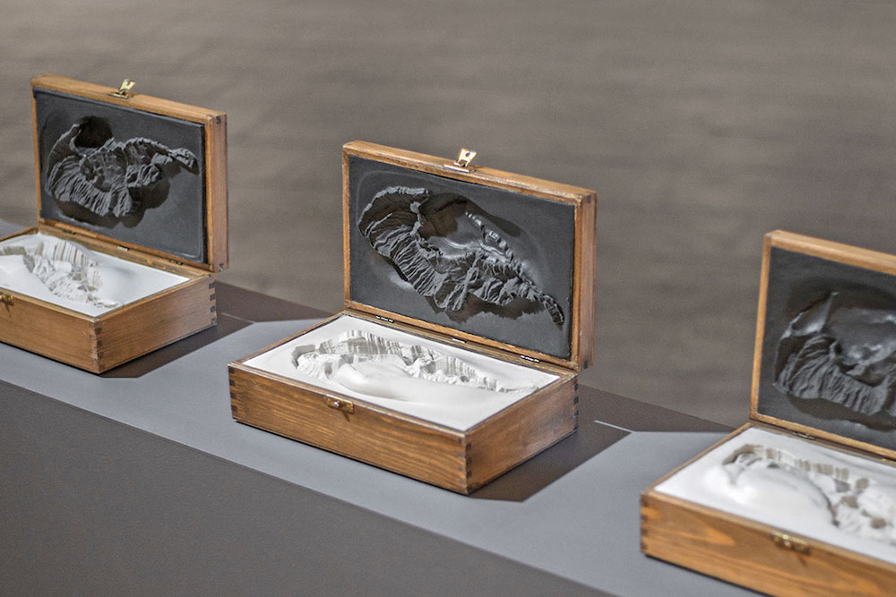 Thomas Tronel Gautier, L'île engloutie – 3 coffrets 2015. 3 coffrets bois, silicone gris, résine blanche, 27 x 21,5 x 16 cm (chaque).