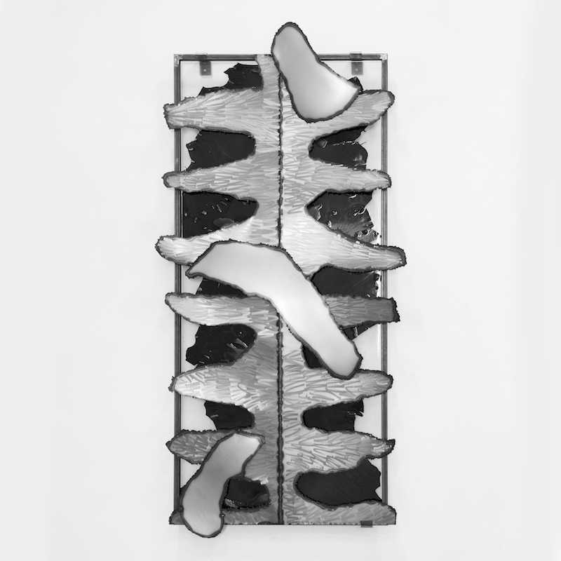 Amandine Guruceaga, Rebajar, cuir, résine, acier, 200 x 106 x 10 cm. Photo : Alexandre Guirkenger