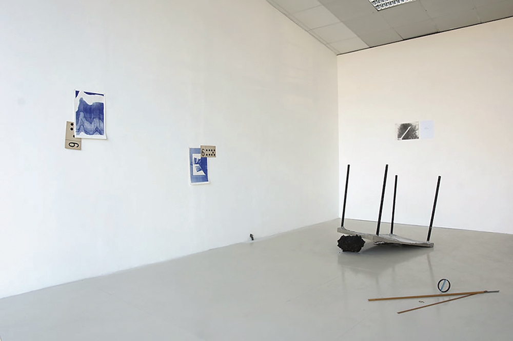 Damien Fragnon, vue de l’exposition COUTEAU CHÂTEAU BOIS NOIR Avec Félicia Atkinson, Naomi Maury.