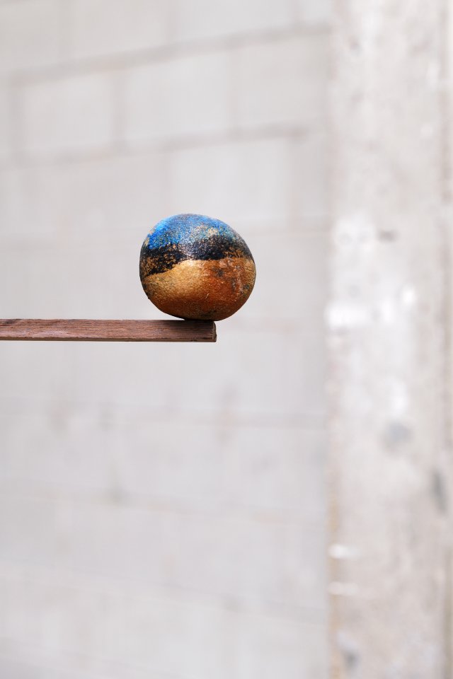 Détail de l’expo­­si­­tion de Julien Creuzet La pluie a rendu cela pos­si­ble à Bétonsalon - Centre d’art et de recher­­che, Paris, 2018. Image © Aurélien Mole.