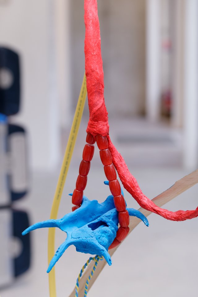 Détail de l’expo­­si­­tion de Julien Creuzet La pluie a rendu cela pos­si­ble à Bétonsalon - Centre d’art et de recher­­che, Paris, 2018. Image © Aurélien Mole.