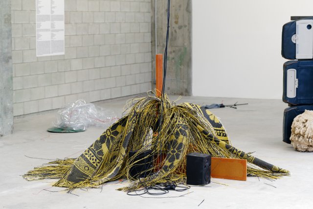Détail de l’expo­­si­­tion de Julien Creuzet La pluie a rendu cela pos­si­ble à Bétonsalon - Centre d’art et de recher­­che, Paris, 2018. Image © Aurélien Mole.