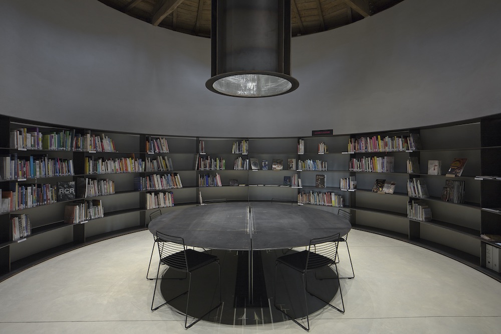 La Tour des Livres de La cuisine, centre d'art et de design, château de Nègrepelisse, 2014. RCR Arquitectes. © Yohann Gozard