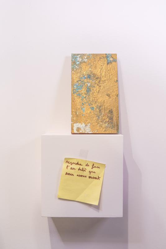 De haut en bas : 50 shades, extrait d’une série de 50 peintures, Florent Frizet & Caroline Saves, 2015, 16 x 9 cm, bois, acrylique, vernis, aquarelle, paillettes Sans titre (regarder de face), Inconnu, 2015, 7.5 x 7.5 cm, écriture sur post-it Photo © Diego Guglieri Don Vito