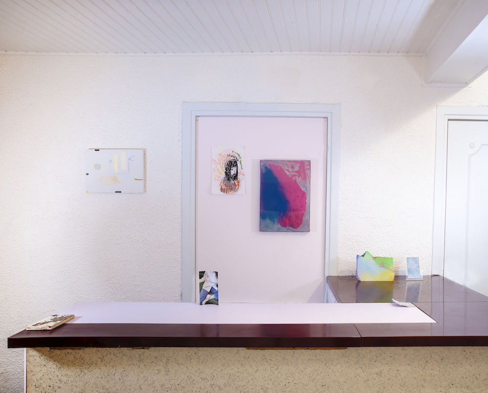 Arrière plan de gauche à droite : Sans titre (mind map), Théo Massoulier, 2013, 26 x 36 cm, huile sur toile Pensée vague, Sabine Leclercq, 2014, 28 x 21 cm, papier, craie grasse, miroir Sans Titre, Florent Frizet, 2015, 31 x 44 x 4.5 cm, cloche en plexiglass, peinture à la bombe, acrylique Timelapse Ultra Crunch, Diego Guglieri Don Vito, 2016, 17.5 x 22 x 4 cm, plaque de plâtre, peinture à la bombe Avant les passagères, Marie Clerel, 2017, 13 x 7.5 cm, cyanotype non fixé envoyé par courrier postal puis fixé par le destinataire à sa réception  Sur le bar de gauche à droite : 50 shades, extrait d’une série de 50 peintures, Florent Frizet & Caroline Saves, 2015, 16 x 9 cm, bois, acrylique, vernis, aquarelle, paillettes Chez Jacent, Jade Fourès-Varnier & Vincent de Hoÿm, 2017, 14.8 x 10.5 cm, carton d’invitation Paradiso lussemburgo, Filip Markiewicz, 2015, 8 x 13 cm, impression sur papier Photo © Diego Guglieri Don Vito