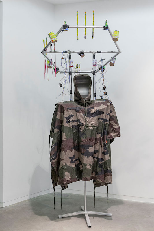 Pierre Gaignard, Puppa pa pa pa pa, 2018. Métal, Feux d’artifices, Poncho Ripstop Camo Pixel, Détonateur électrique sur batterie Makita 14,4V 3A.