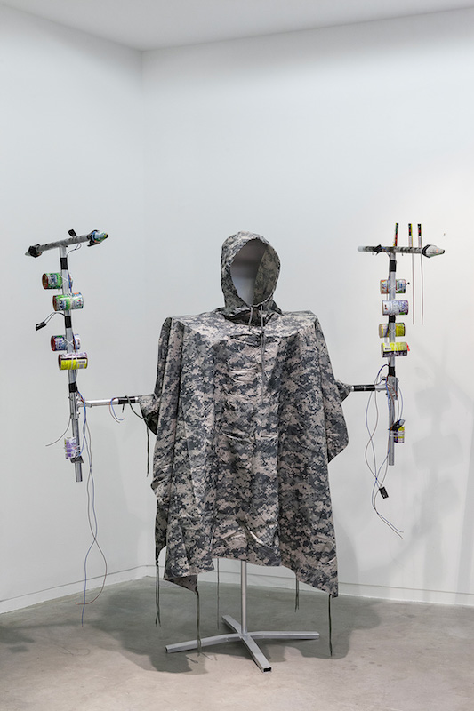 Pierre Gaignard, Puppa pa pa pa pa, 2018. Métal, Feux d’artifices, Poncho Ripstop Camo Pixel, Détonateur électrique sur batterie Makita 14,4V 3A.