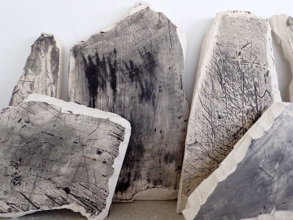 Rémi de Chiara, Miroir de faille, graisse mécanique, graphite et charbon sur plâtre, dimensions variables, 2016 - vue de l'exposition Post-carbone, à L'Angle Art Contemporain (74)