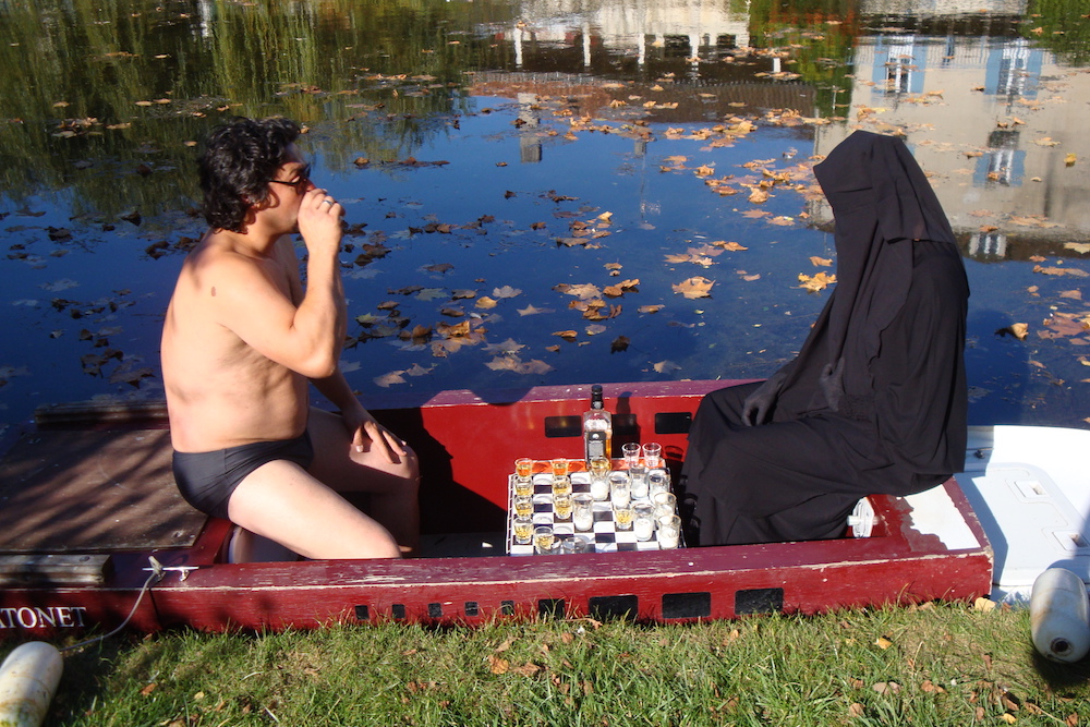 Mohamed Thara - Milk vs Whisky Vidéo, 2016. Courtesy artiste. Territoires silencieux, Sélection Internationale FIAV 2018, Casablanca Maroc