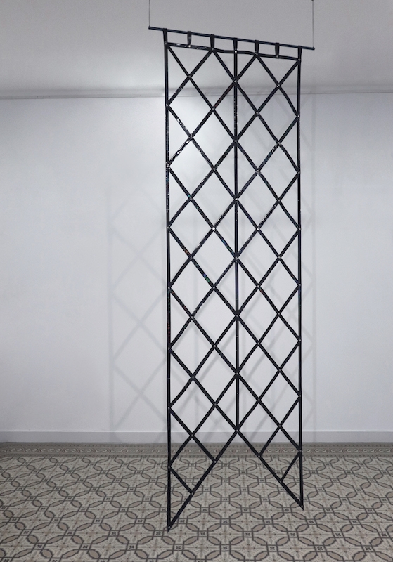 Floryan Varennes, Ad Astra, 2018. Etendards en cuir iridescent noir, rivet, 80x275cm. Exposition Motifs Belligérants, Centre d’arts Fernand Léger-Port de Bouc 2018