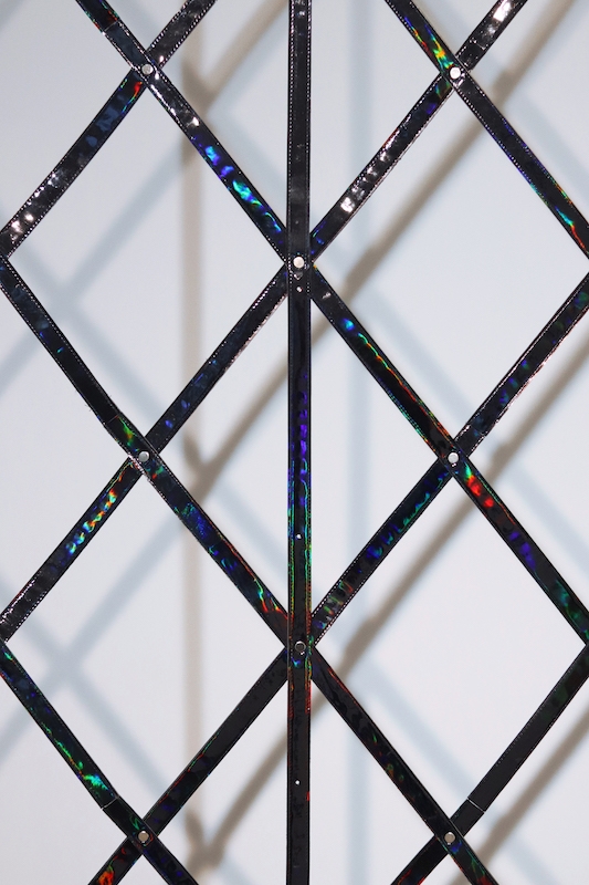 Floryan Varennes, Ad Astra (détail), 2018. Etendards en cuir iridescent noir, rivet, 80x275cm. Exposition Motifs Belligérants, Centre d’arts Fernand Léger-Port de Bouc 2018