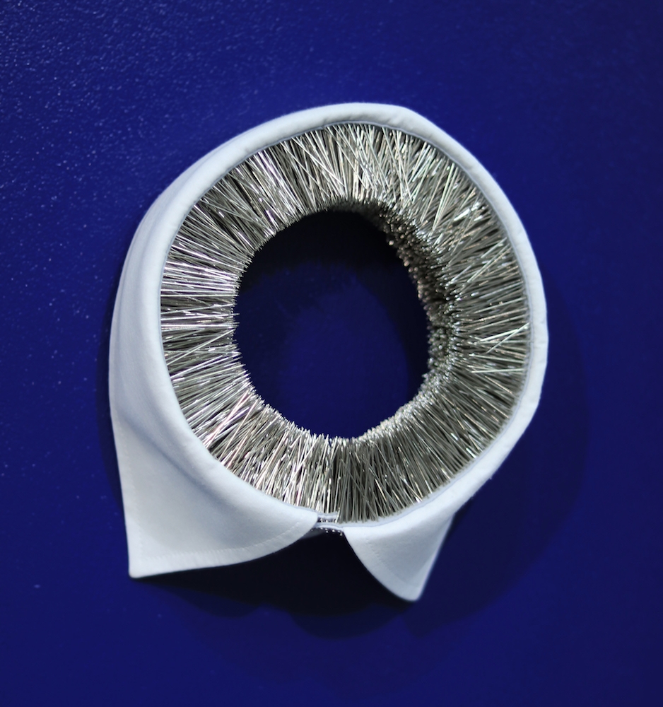 Floryan Varennes, Dysphoria, 2017. Cols de chemises, épingles, dimensions variables. Exposition Motifs Belligérants, Centre d’arts Fernand Léger-Port de Bouc 2018