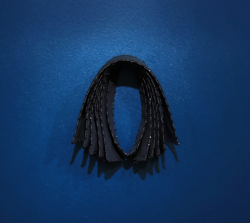 Floryan Varennes, Hiérophanie, 2017. Cols de chemises, perles de rocailles noires, 20x30cm. Exposition Motifs Belligérants, Centre d’arts Fernand Léger-Port de Bouc 2018