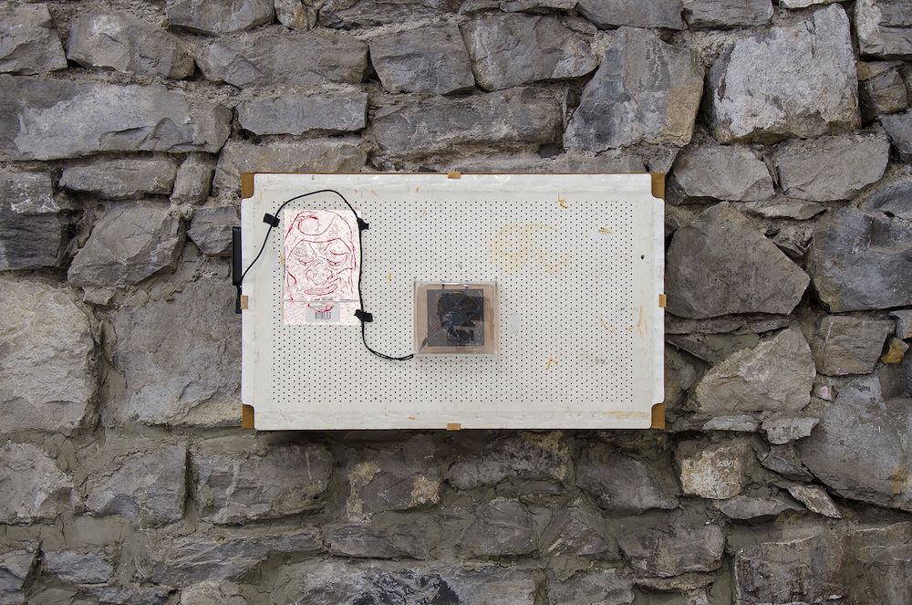 Jonathan Vidal, Defective heating system waiting for the empathy of the neo liberalism. Tissu Hermès, ventilateur, grille d'aération, batterie portative, 2018.