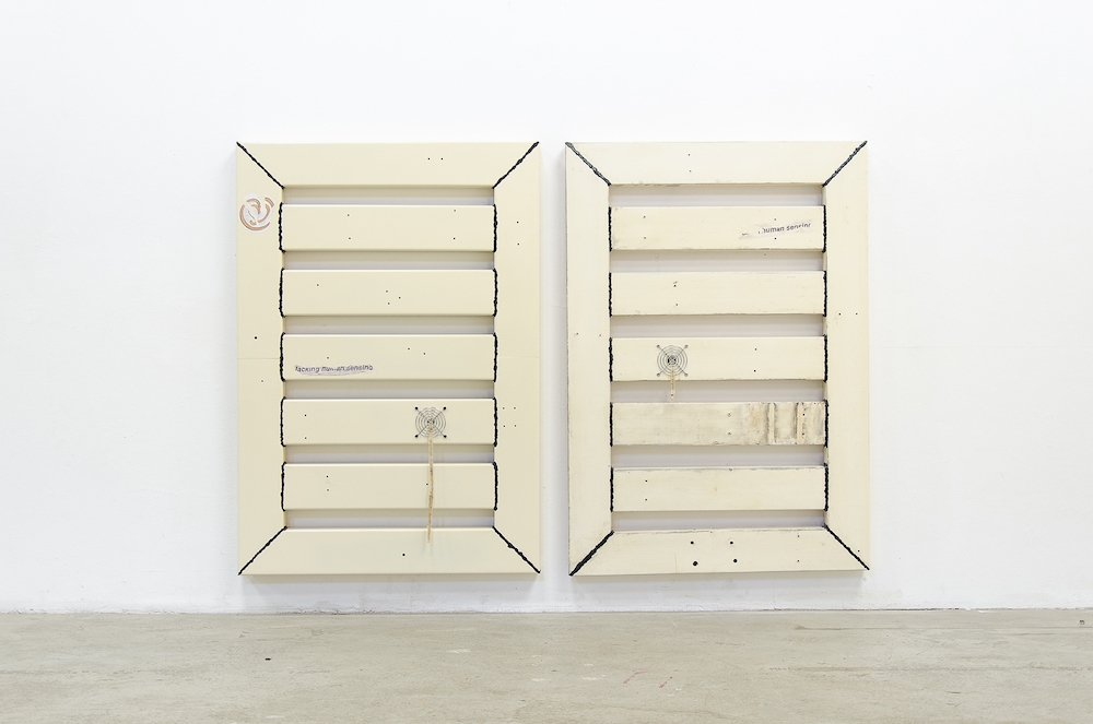 Jonathan Vidal, Self-augmentation dream inducers machines 2.0 - métal thermolaqué, grille de ventilation, encre calligraphique, papier auto adhésif, 2018. Self-augmentation dream inducers machines 1.0 - PVC, grille de ventilation, encre calligraphique, papier auto adhésif, 2018.