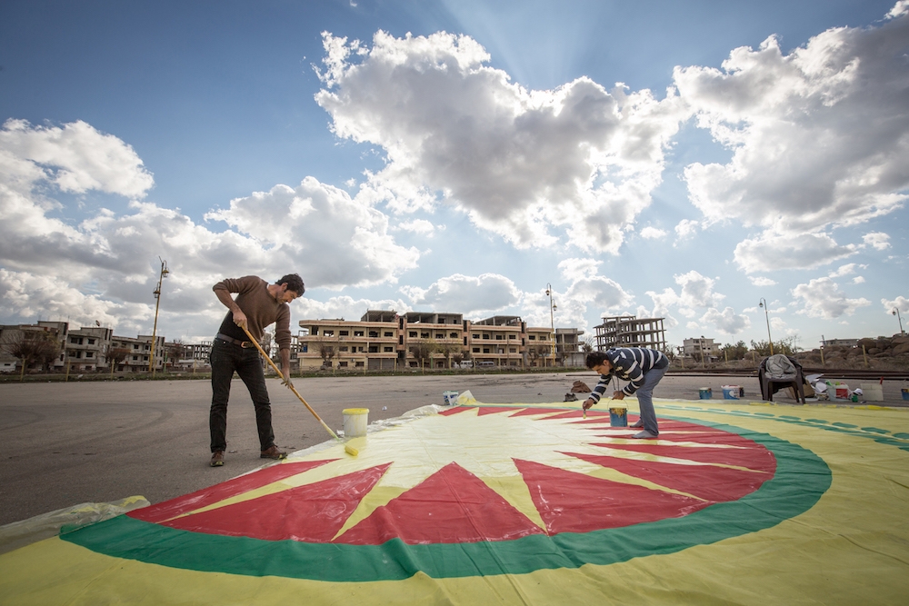 La Démocratie Auto-Gérée de Rojava et le Studio Jonas Staal New World Summit - Rojava 2015 - 2018 Installation Techniques mixtes Dimensions variables Courtesy de la Démocratie Auto-Gérée de Rojava et du Studio Jonas Staal