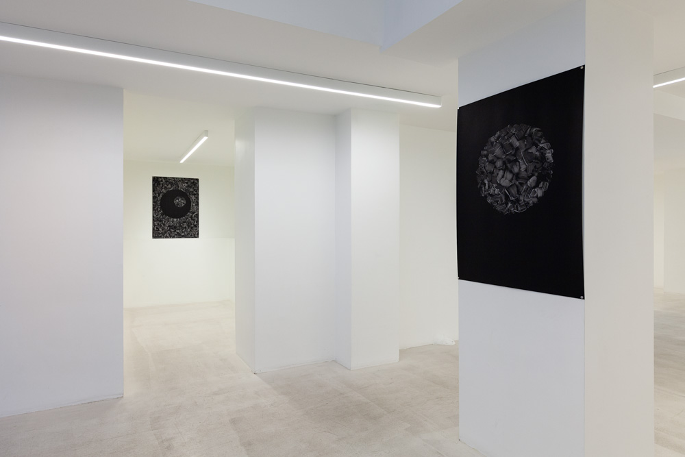 Vue de l'exposition Collettiva 5 + 5, galerie Italienne, Paris. Photo Paul Nicoué