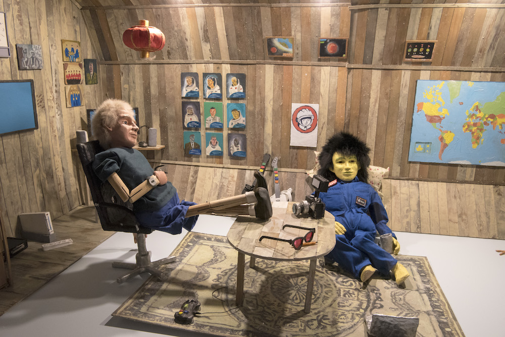 Bertrand Dezoteux, En attendant Mars, 2017, maquettes en carton, marionnettes, materiaux divers, vidéo, durée 16’, Collection Observatoire de l’Espace du Cnes, dépôt aux Abattoirs 2017 © droits réservés ; photogr. Sylvie Leonard
