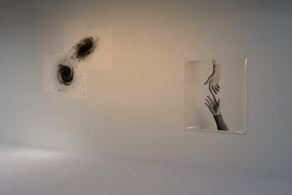 Vue de l'exposition Supersymétrie (détail). De gauche à droite : Caroline Corbasson, Drawn, 2018. Charbon sur papier, composite mural en quatre panneaux, 210 x 225 cm (75 x 105 cm chaque). Courtesy de l’artiste. Andrea Montano, Supersymétrie, 2018. Tirage photographique, 150 x 120 cm. Courtesy de l’artiste. Photo : Alain Alquier