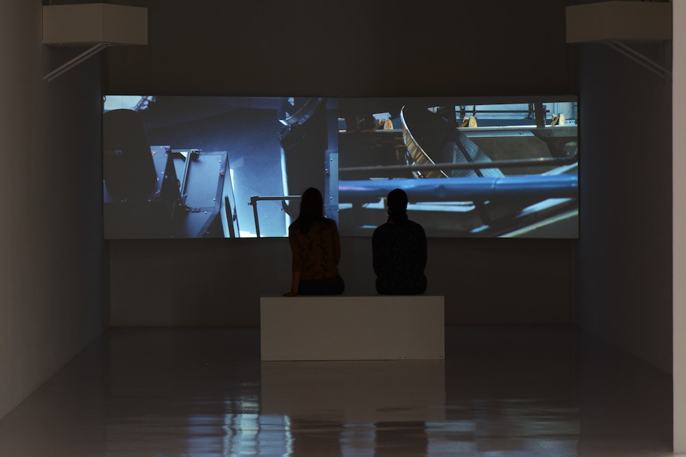 Caroline Corbasson, At the still point of the turning world, 2018. Vidéo en boucle, 10’. Courtesy de l’artiste. Directrice de la photographie : Eponine Momenceau. Montage image : Valentin Milou. Montage son : Valentin Milou et Pierre Barriaud. Photo : Alain Alquier.