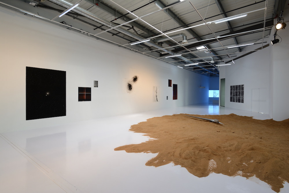 Vue d'ensemble de l'exposition de Caroline Corbasson Supersymétrie au Parvis centre d'art contemporain. Photo : Alain Alquier.