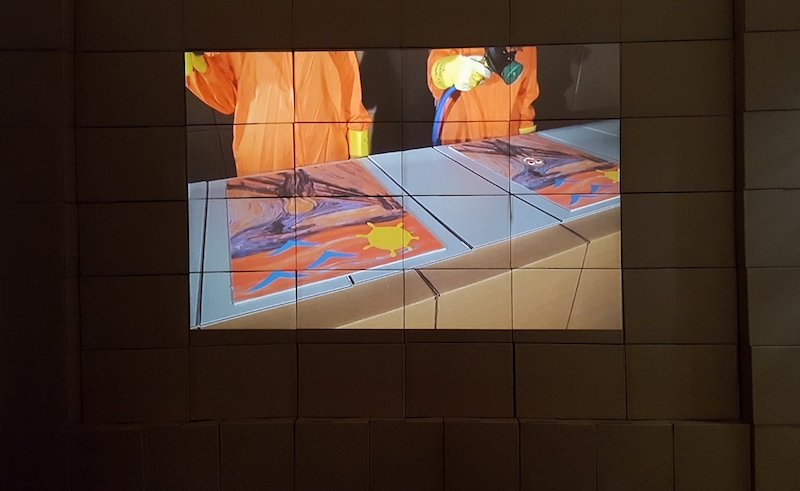 Le Gentil Garçon, Restore Hope, 2011 Cartons, tubes en carton, reproductions maquillées du Cri de Munch, costumes, vidéo sonore en boucle. Dimensions variables. Photographie Karine Mathieu