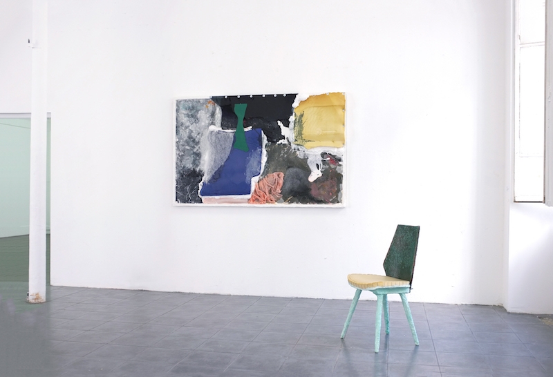 Côme Clerino, Salvage 3, 2017. Vue exposition « L’entre-Deux », Galerie Épisodique 190x125cm / 2018. Mousse, résine acrylique, fibre de verre, paraffine, gomme laque liquide, latex, plexiglas, tissu, plastique, colle vinylique, cuir, fil de couture, mousse expansible et bois.