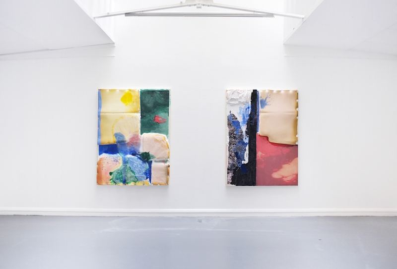 Côme Clérino, Salvage 2 • Salvage 1, 2018. Vue exposition Emplacement (2) Mousse, résine acrylique, résine polyester, fibre de provisoire verre, parafine, gomme laque liquide, acrylique, colle vinylique, cuir, latex et bois 160 x 120 cm (1) Mousse, résine acrylique, résine polyester, paraf ne, impression laser, javel, teinture textile, tissu, colle vinylique, moquette, acrylique, latex et bois 160 x 120 cm 2018
