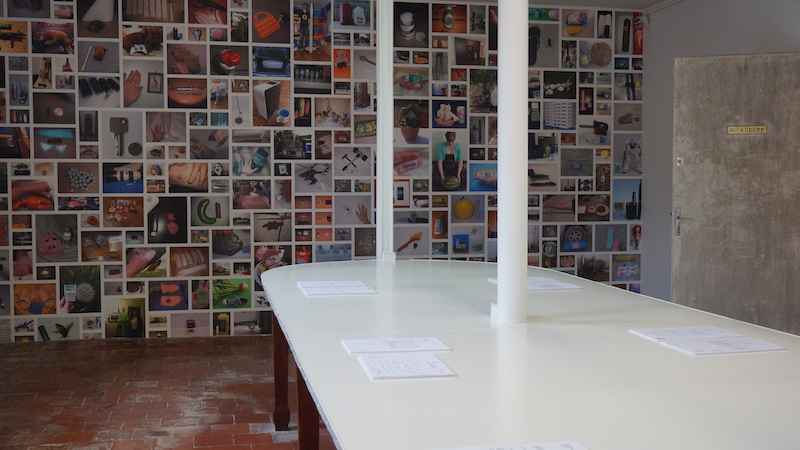 Vue d’exposition de l’exposition Memento. Pierre Monjaret, La correspondance, 2006 – 2018 (Série de correspondances, Feuilles A4) et Benoit Luisière, Objets relatifs, 2018 (Papiers peints, Dimensions variables). Photographie Karine Mathieu