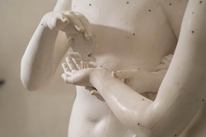 Martin Beck, "Antonio Canova, Amor and Psyche, plaster model, late 18th century, Gipsoteca Museo Canova, Possagno, Italy, 2017" Courtesy Martin Beck & 47 Canal, New York / Photo : Fred Dott.