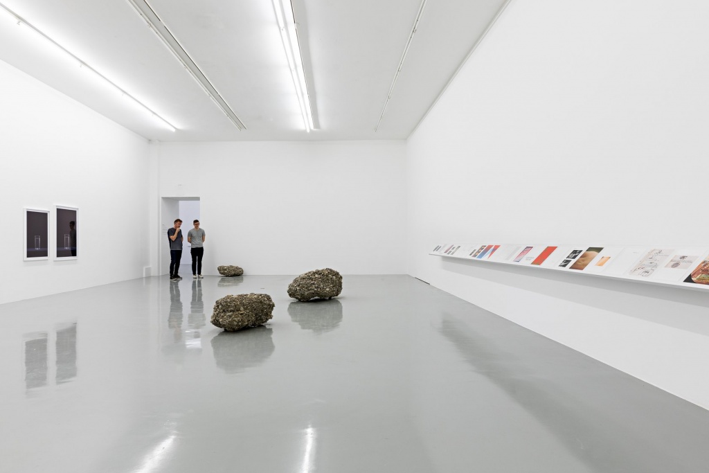 Martin Beck, "Conglomerate", 2018 ; "working forwards (July 17 – August 24, 2016)", 2016 & "Flowers (série 17)", 2015 Courtesy Martin Beck & 47 Canal, New York / Photo : Fred Dott. Vue d'exposition "Martin Beck. Dans un second temps" au 49 Nord 6 Est - Frac Lorraine, Metz 06 juillet - 21 octobre 2018 - Photo: Fred Dott