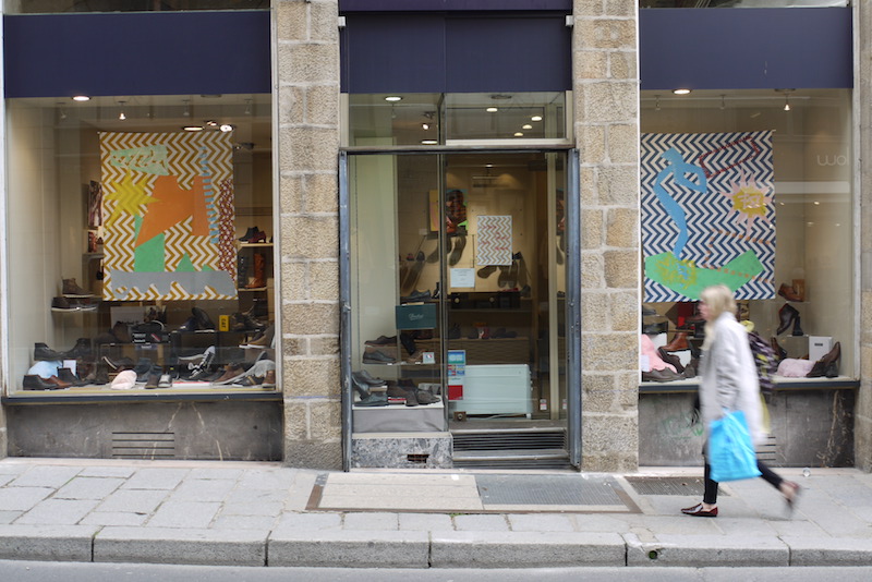 Slogan Discount, 2016 acrylique sur tissus imprimés, dimensions variables, série de 20 peintures.