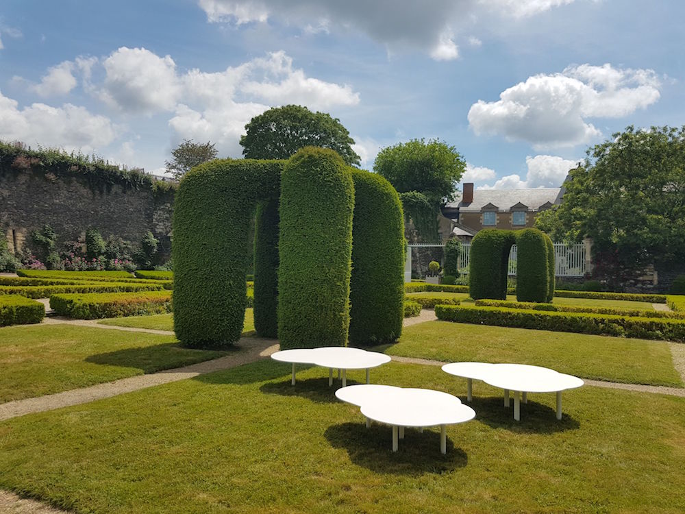 Ceci n'est pas un nuage - Climat la nouvelle Apocalypse - Table-sculpture - Maud Louvrier-Clerc - Chateau d'Angers