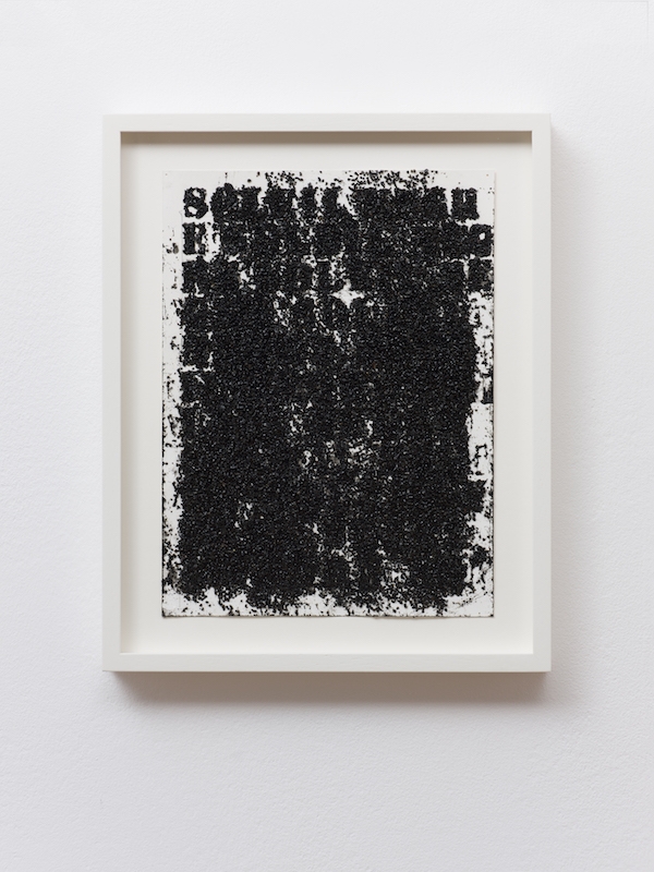 Glenn Ligon. Soleil Nègre #9. 2018. Bâtonnets de peinture à l'huile, poussière de charbon et gesso sur papier. 30.5 x 38 x 4 cm. Courtesy de l'artiste et de la Galerie Chantal Crousel, Paris. Photo : Florian Kleinefenn.