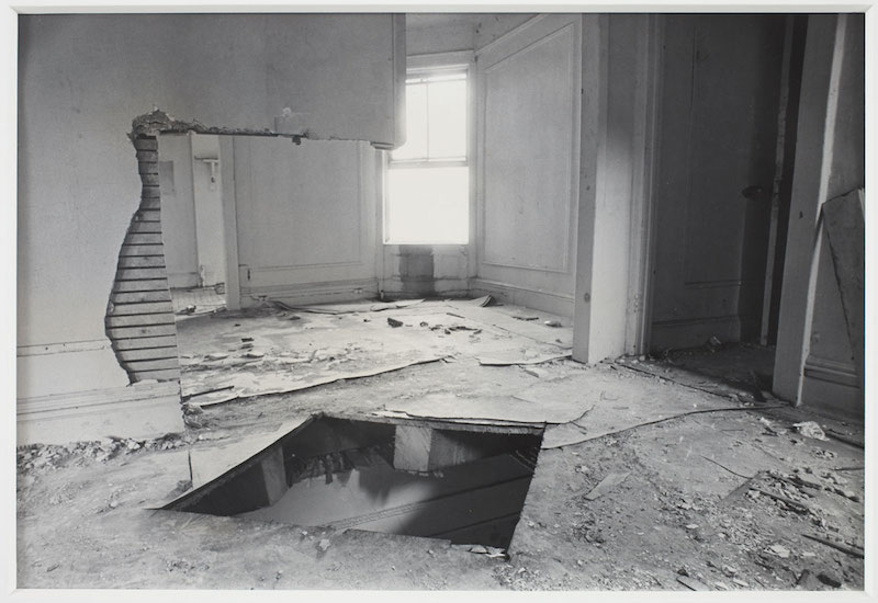 “Bronx Floor: Floor Hole” (1972), Gordon Matta-Clark. Courtesy the Estate of Gordon Matta-Clark et David Zwirner, New York/Londres/Hong Kong. © The Estate of Gordon Matta-Clark.