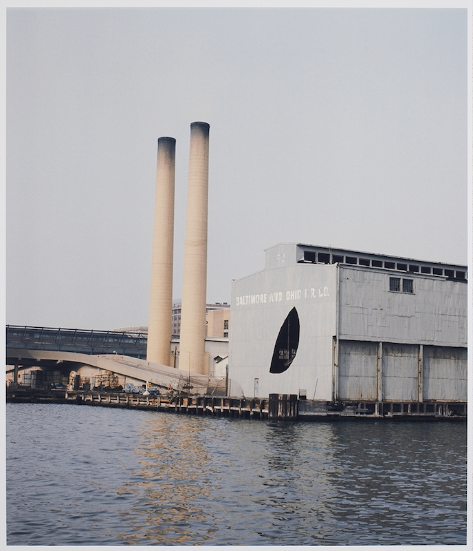 Day's End (Pier 52) (1975), Gordon Matta-Clark. Courtesy The Estate of Gordon Matta-Clark et David Zwirner, New York / Londres / Hong Kong. © 2018 The Estate of Gordon Matta-Clark