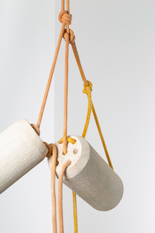 Ronan Le Creurer, L’étirement du phalangé, 2018, pierres de Cabera, cordes teintées curcuma et ocre. 3 à 5 pierres selon installation. dimensions variables. Photo © Margot Montigy