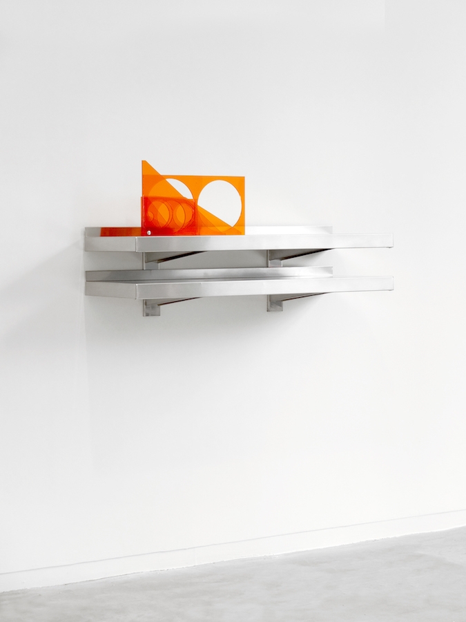 Valérian Goalec, For His Desk, 2018, 8 pièces de plexiglass teinté orange. Photo © Margot Montigy