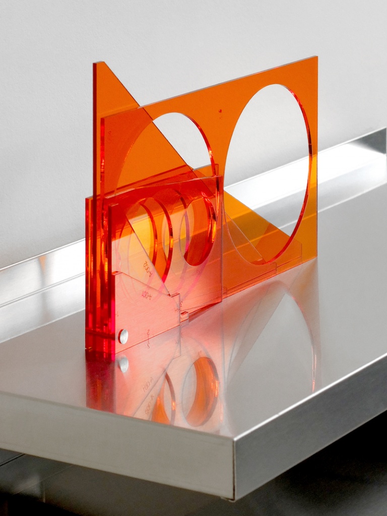 Valérian Goalec, For His Desk, 2018, 8 pièces de plexiglass teinté orange. Photo © Margot Montigy