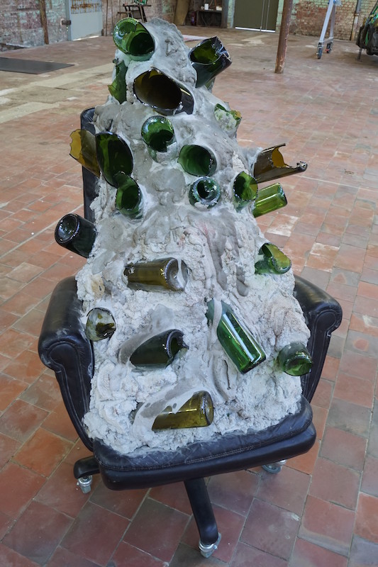 Diego Bianchi, Mass on chair, ciment, bouteille en verre, polystyrène, fauteuil de bureau, balle de tenis, 2015 © Le SHED