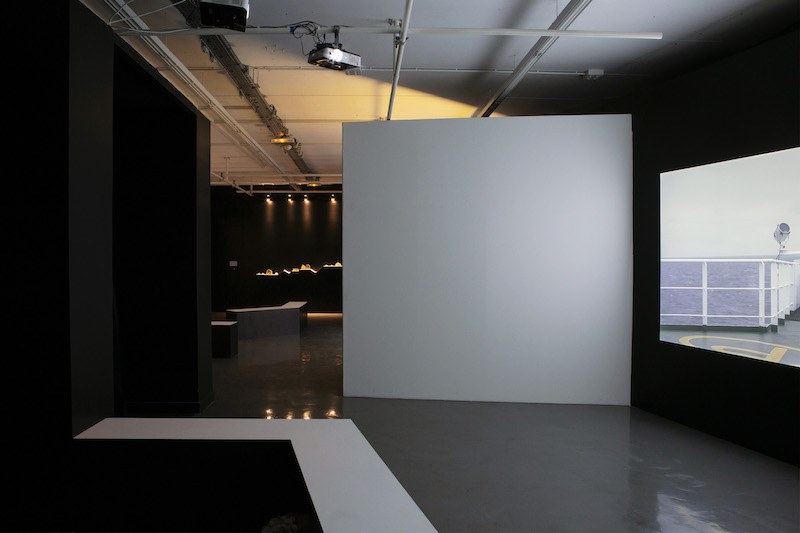 Vue d'exposition En fuyant, ils cherchent une arme 3/3 : des horizons et le départ – Maison Populaire Montreuil - Photo Julien Lombardi